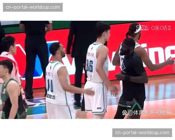 弗格关键抢断后快攻暴扣,点燃辽宁主场 弗格关键抢断后快攻暴扣,点燃辽宁主场